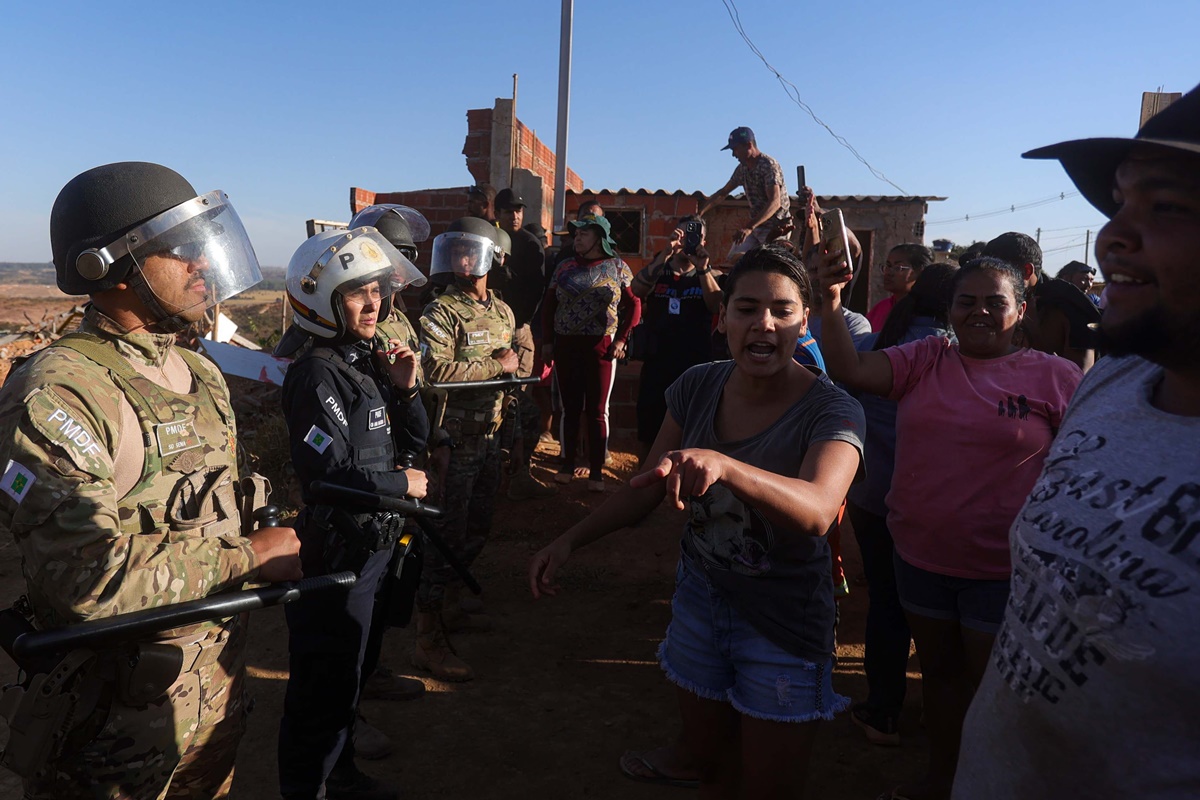 Operação do DF Legal derruba 47 casas construídas em área de risco