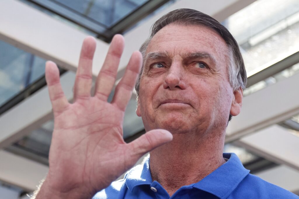 jair-bolsonaro-carregara-tornozeleira-todo-dia-e-esta-“preso”-a-tomada
