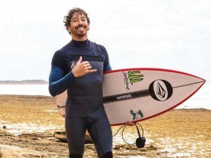 yago-dora-e-vice-em-j-bay,-mas-garante-vaga-antecipada-no-wsl-finals-e-assume-lideranca-do-ranking