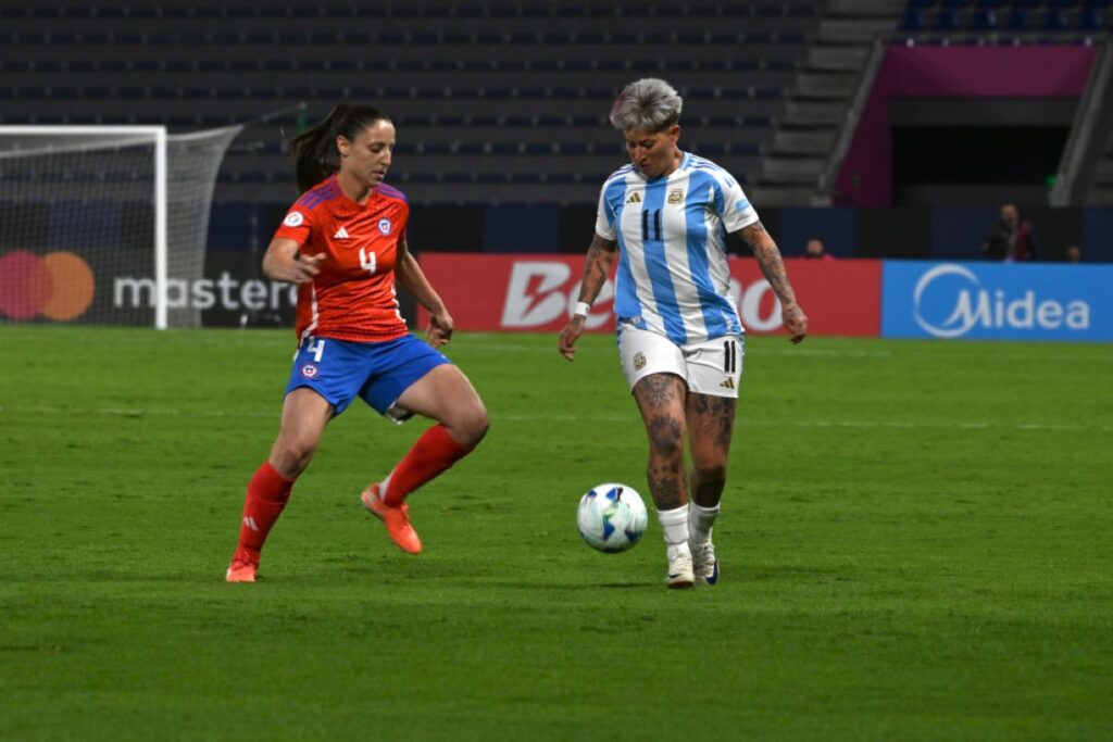 copa-america-feminina:-argentina-vence-de-virada-e-e-lider-do-grupo-a