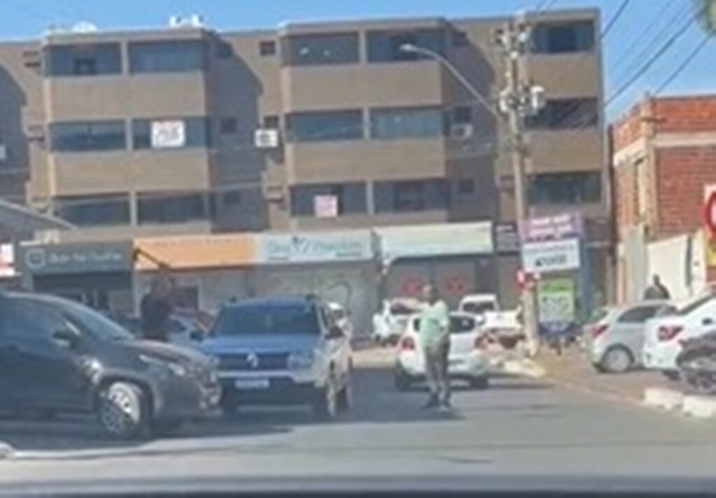 video:-homem-destroi-carro-de-motorista-de-app-com-machadinha-no-df