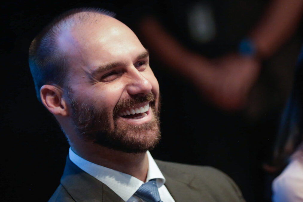 Eduardo Bolsonaro debocha com foto de Moraes usando orelha do Mickey