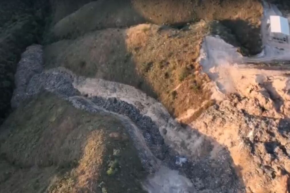 Tragédia em lixão completa 1 mês com rio ainda completamente poluído