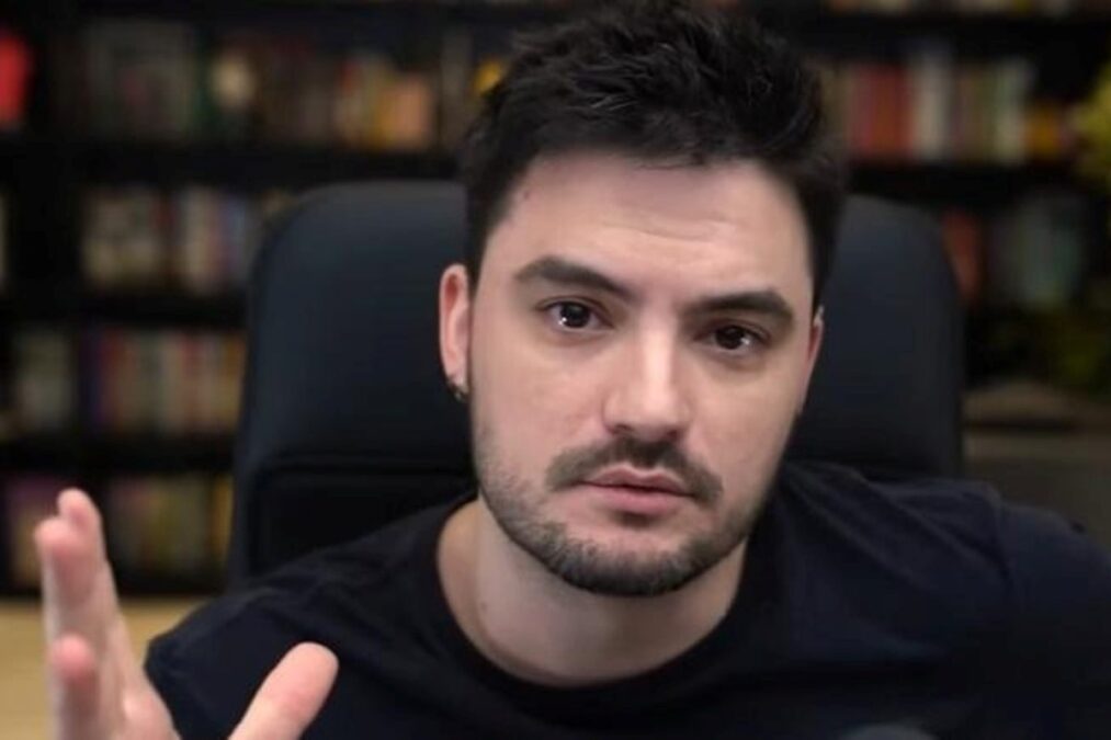 Felipe Neto reage a Carlos Bolsonaro após operação da PF