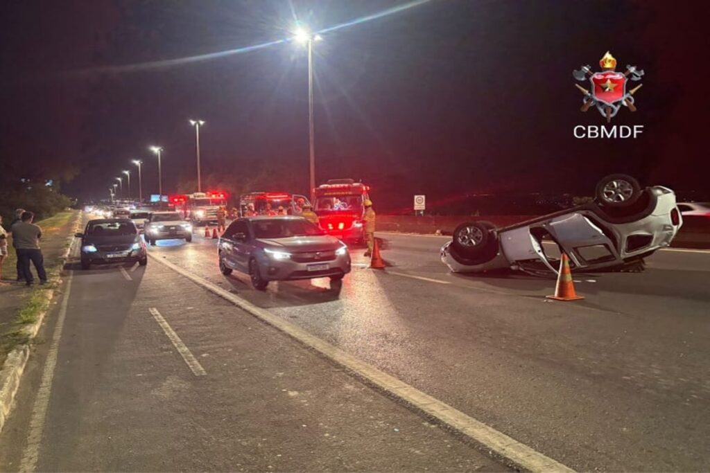 carro-capota-proximo-a-ponte-jk.-pista-foi-parcialmente-interditada