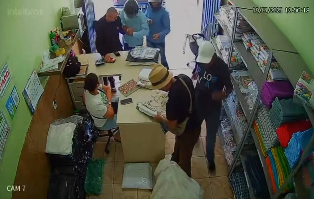 video:-dupla-armada-leva-celulares,-joias-e-dinheiro-de-clientes-de-loja-do-df