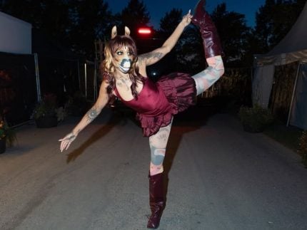 dj-alema-com-apresentacao-em-cannes-se-identifica-como-“meio-cavalo”-e-“meio-humana”