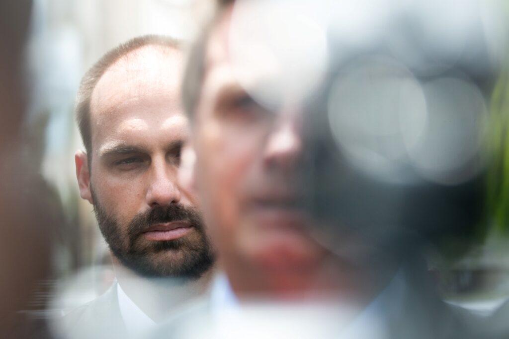 agu-aciona-stf-por-elo-entre-eduardo-e-operacao-com-dolar-antes-de-tarifaco