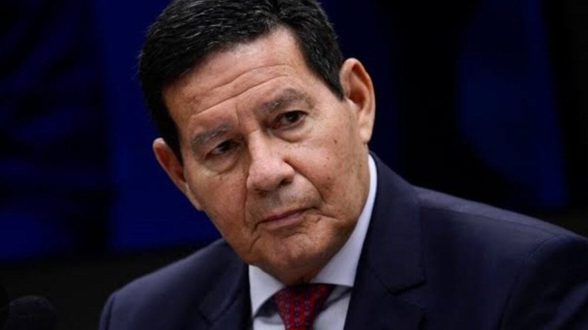 Mourão tenta pular do barco de Bolsonaro ao criticar Trump e vira alvo