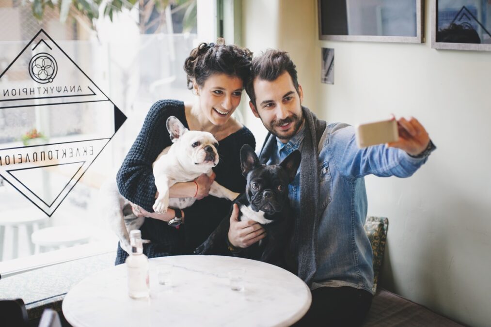 58% dos solteiros já curtiram alguém por ver foto de pet no perfil