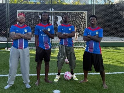 vini-jr.-recebe-travis-scott-e-camavinga-em-casa-e-divulga-clube-portugues
