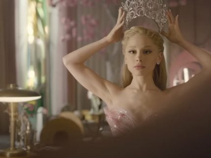 ariana-grande-expande-carreira-no-cinema-e-confirma-novo-filme-com-diretor-de-“wicked”