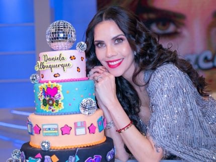 daniela-albuquerque-comemora-43-anos-com-edicao-especial-do-“sensacional”,-da-redetv!