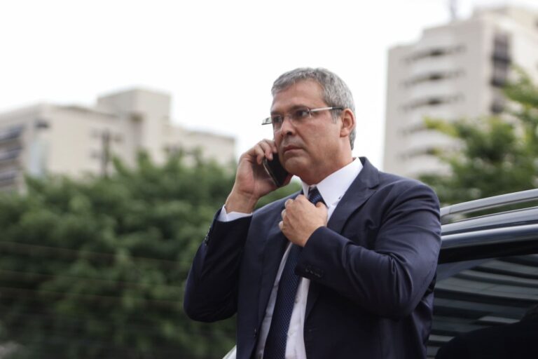 lider-do-pt-pede-bloqueio-de-salario-de-eduardo-bolsonaro-na-camara