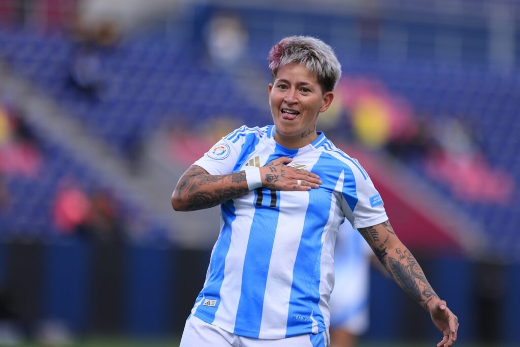 copa-america-feminina:-argentina-vence-o-peru-e-se-aproxima-das-semis