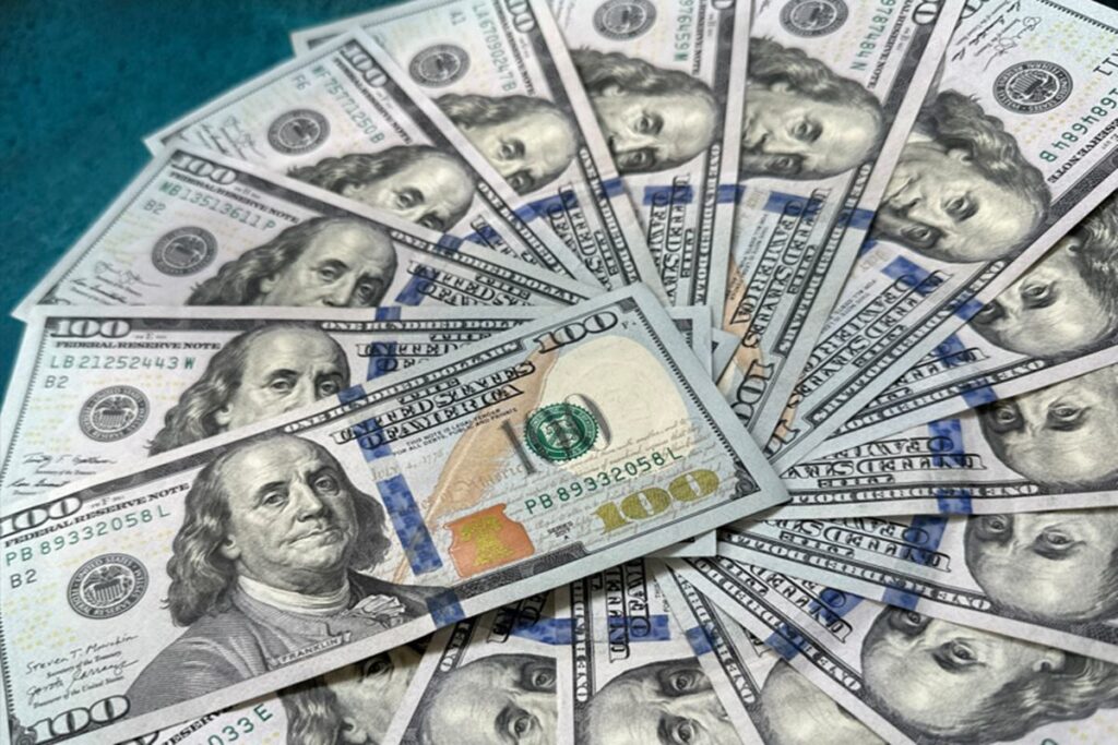 com-trump,-dolar-perde-forca-diante-de-24-entre-27-moedas-globais