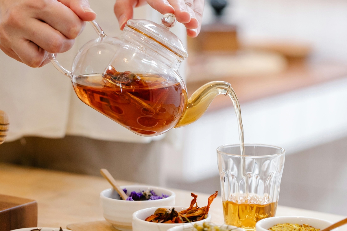 preparo-de-cha-pode-“filtrar”-metais-toxicos-da-agua,-aponta-estudo