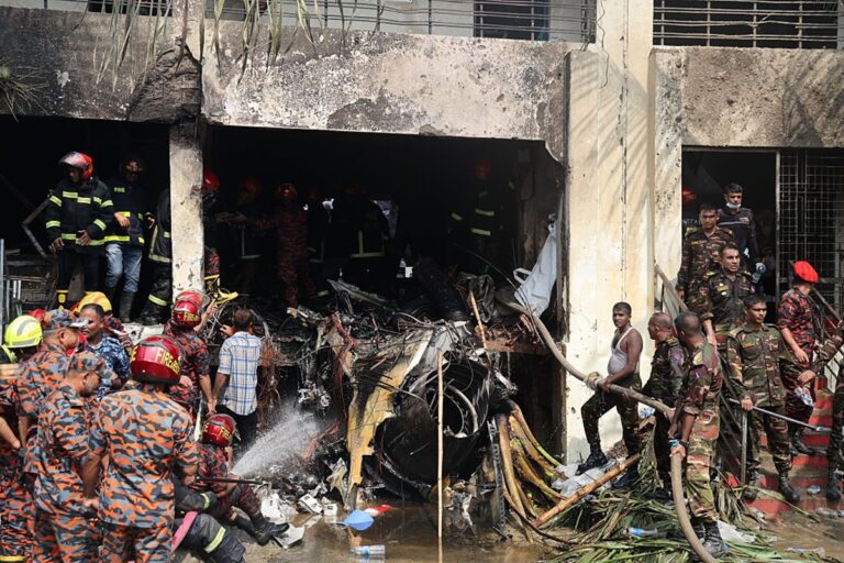 sobe-para-27-o-numero-de-mortos-em-acidente-de-aviao-em-bangladesh
