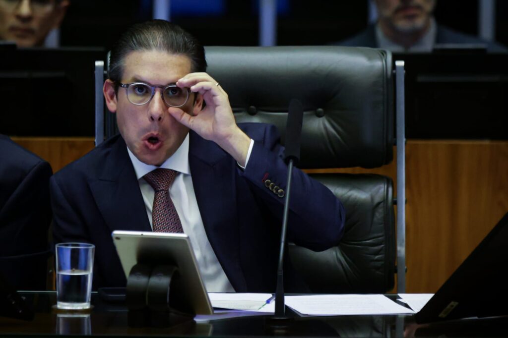 bolsonaristas-ja-ameacam-pedir-a-trump-revogacao-do-visto-de-motta