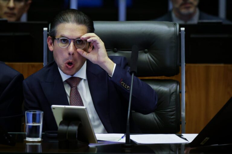 bolsonaristas-ja-ameacam-pedir-a-trump-revogacao-do-visto-de-motta