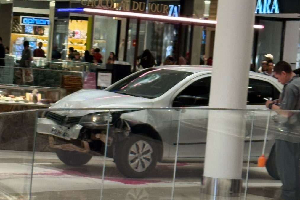 Pânico e correria: veja carro invadindo shopping em Goiânia. Vídeo