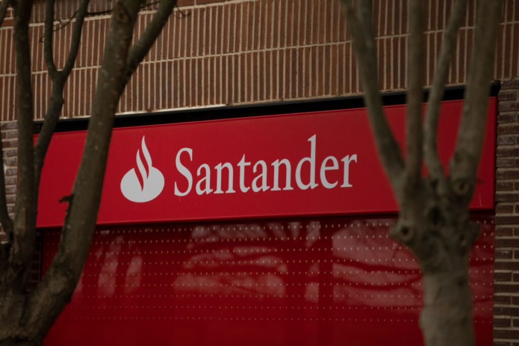 santander-e-denunciado-por-terceirizacao-e-fechamento-de-agencias