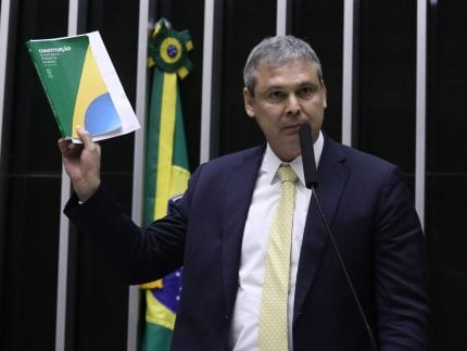 lider-do-pt-pede-ao-stf-que-proiba-eduardo-bolsonaro-de-assumir-cargos-publicos