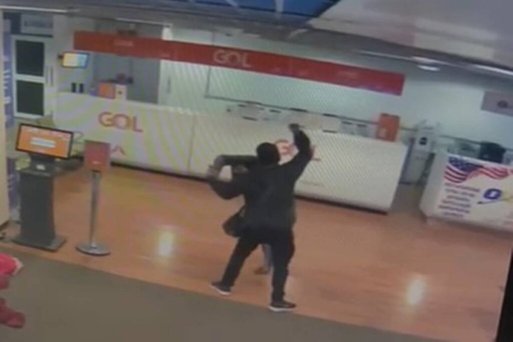 video:-mulher-atacada-em-aeroporto-tentou-fugir-sangrando,-mas-desmaiou