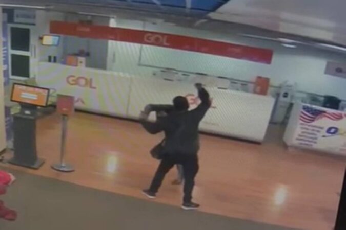 video:-mulher-atacada-em-aeroporto-tentou-fugir-sangrando,-mas-desmaiou