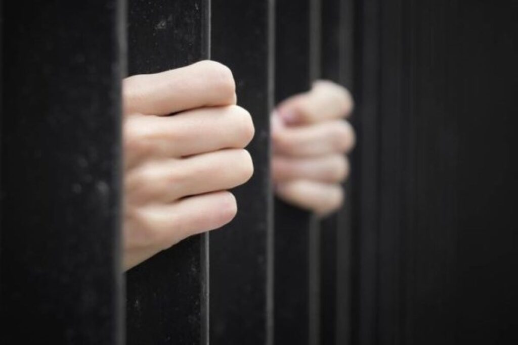 medico-e-condenado-a-43-anos-por-estuprar-mulheres-com-cancer-em-mg