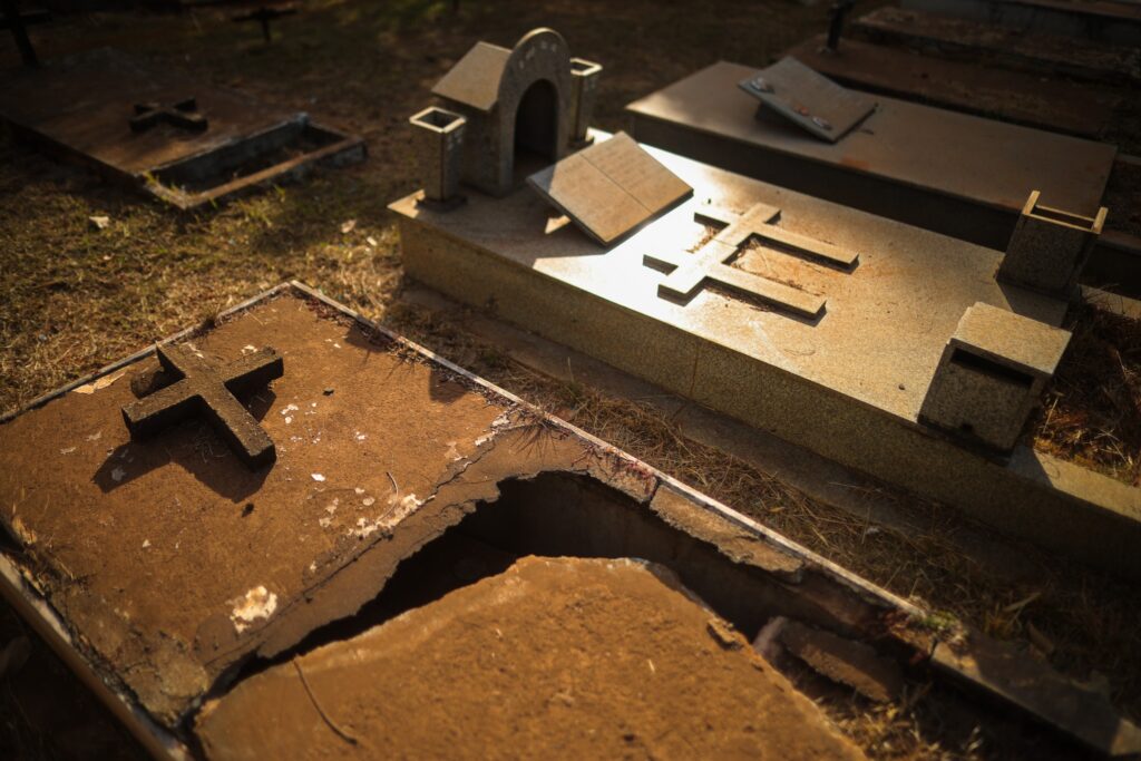 covas-se-abrindo-e-tumulos-quebrados:-explodem-queixas-em-cemiterios-do-df