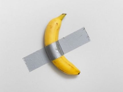 visitante-devora-“banana-mais-cara-do-mundo”-exposta-em-museu-na-franca