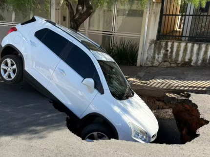 nao-e-ia:-asfalto-cede-e-carro-e-engolido-por-cratera-em-sao-paulo
