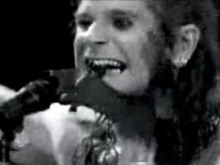 ozzy-ja-mordeu-morcego-vivo-no-palco-e-inalou-formigas;-relembre-historias-do-cantor