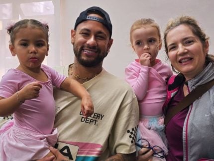 neymar-acompanha-aula-de-bale-da-filha-mavie-e-vira-atracao-no-estudio