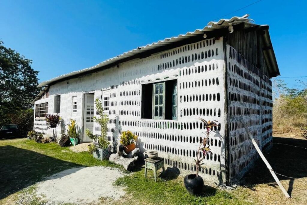 do-lixo-a-moradia:-mae-e-filha-constroem-casa-com-8-mil-garrafas