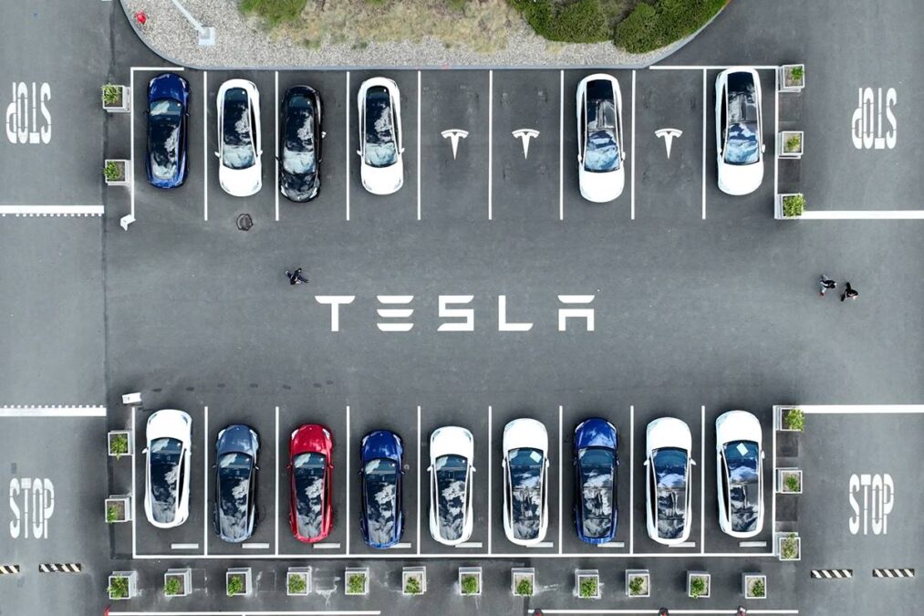 Com tombo na venda de elétricos, lucro da Tesla desaba no 2º trimestre