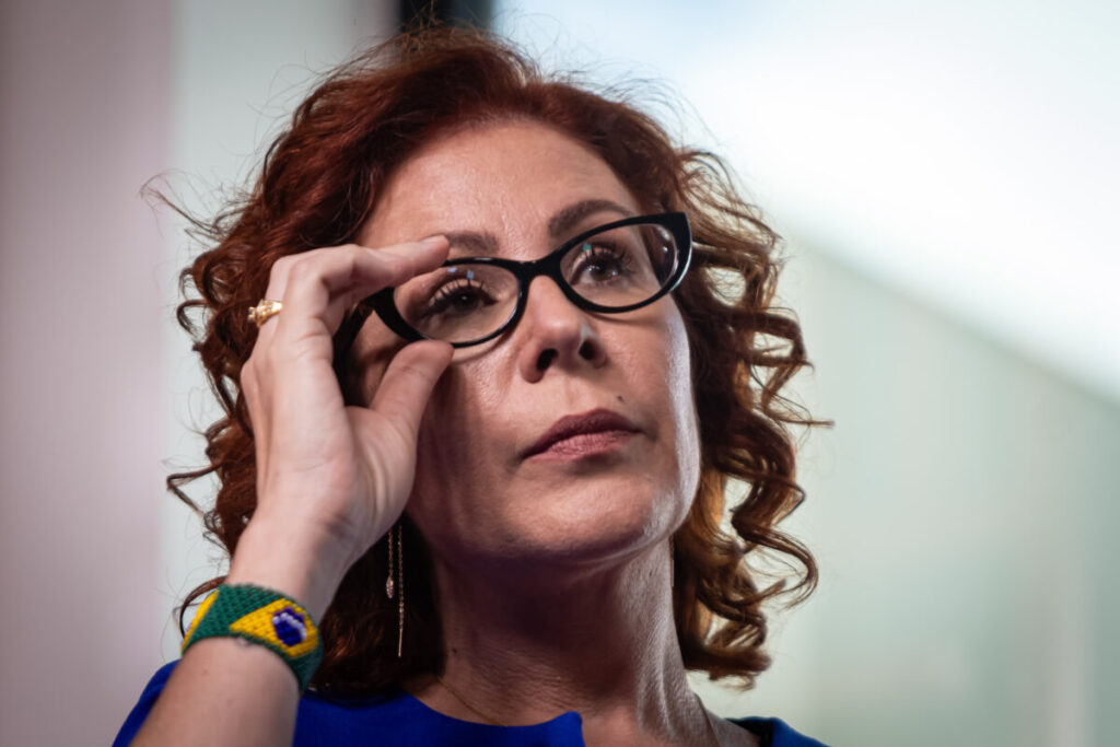 flavio-bolsonaro-pede-ao-governo-da-italia-que-apoie-carla-zambelli