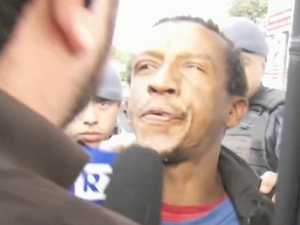 suspeito-de-homicidio-cospe-em-reporter-durante-abordagem-na-delegacia