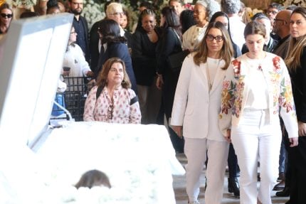 janja-presta-homenagem-a-cantora-preta-gil-em-velorio-no-theatro-municipal-do-rio