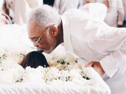 gilberto-gil-se-despede-de-preta-com-beijo-na-testa-em-velorio