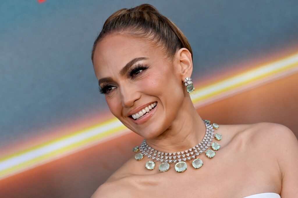 jennifer-lopez-comemora-aniversario-na-turquia-e-lanca-musica