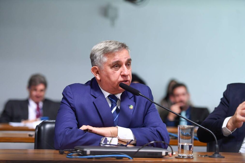 Após deputados, senador Izalci suspende emenda de R$ 8 milhões a ONG