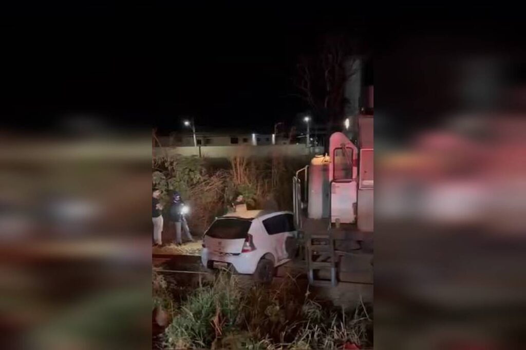 mulher-escapa-da-morte-ao-pular-de-carro-antes-de-choque-com-trem