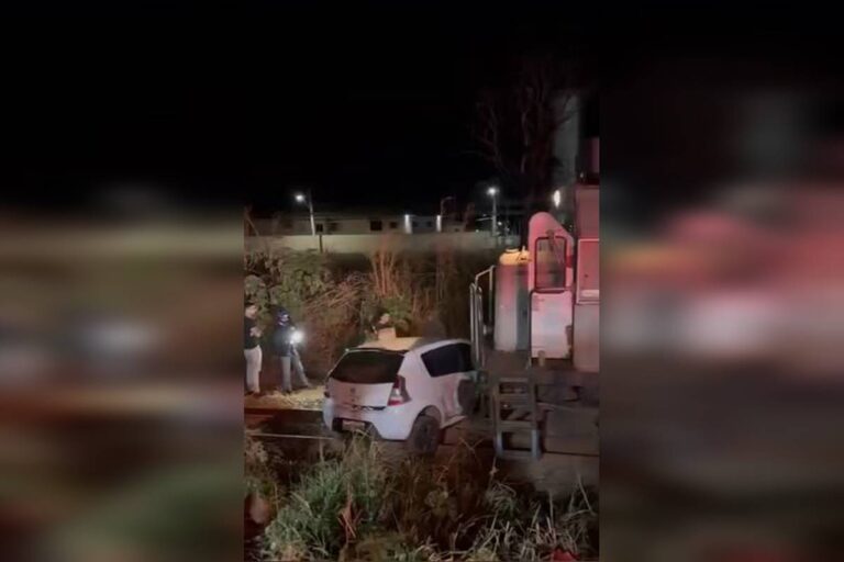 mulher-escapa-da-morte-ao-pular-de-carro-antes-de-choque-com-trem