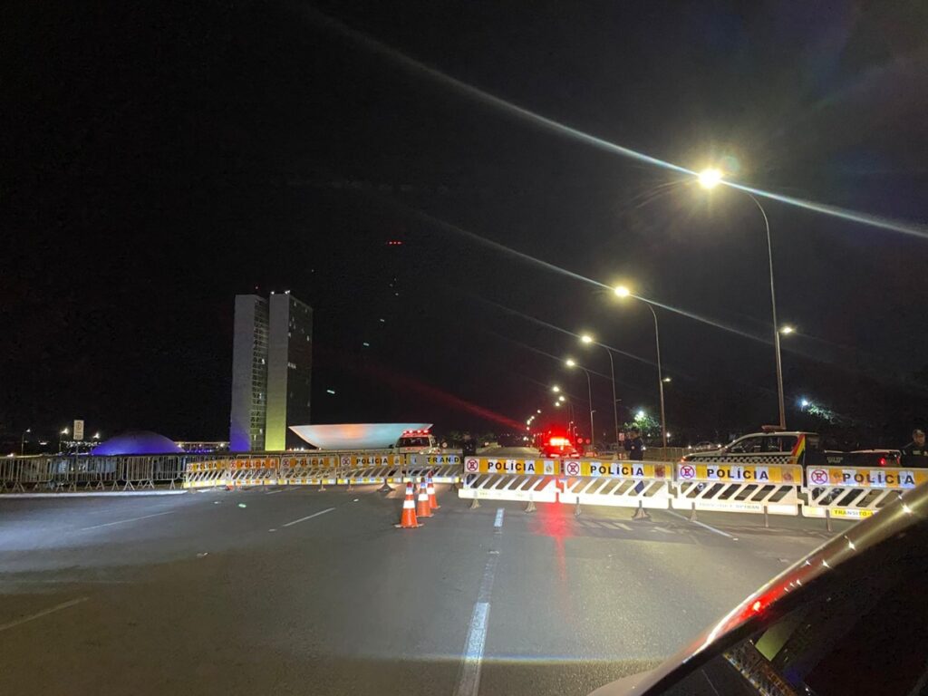 praca-dos-tres-poderes-e-fechada-para-evitar-novo-8/1