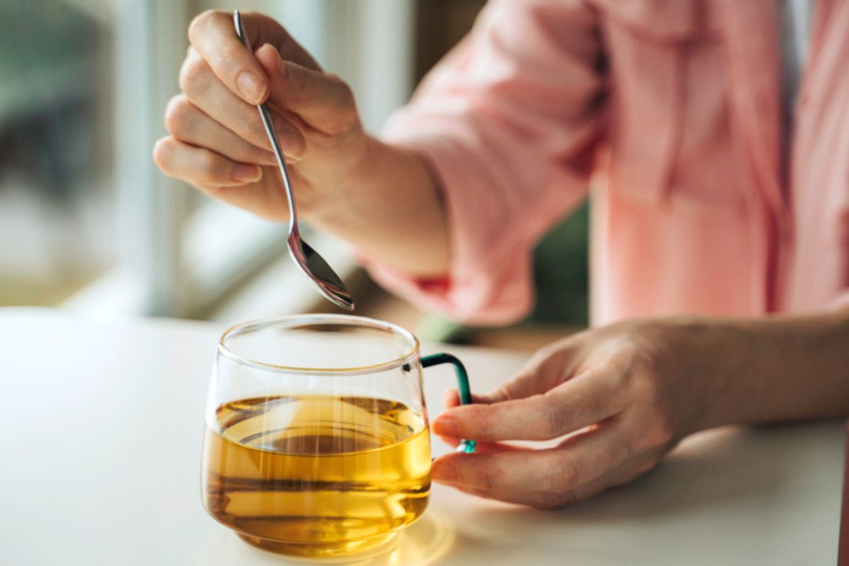 O elixir diário: como este chá melhora a digestão e afasta o estresse