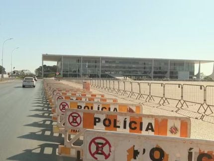 pm-fecha-praca-do-tres-poderes-apos-stf-mandar-retirar-acampamento-de-deputados-bolsonaristas