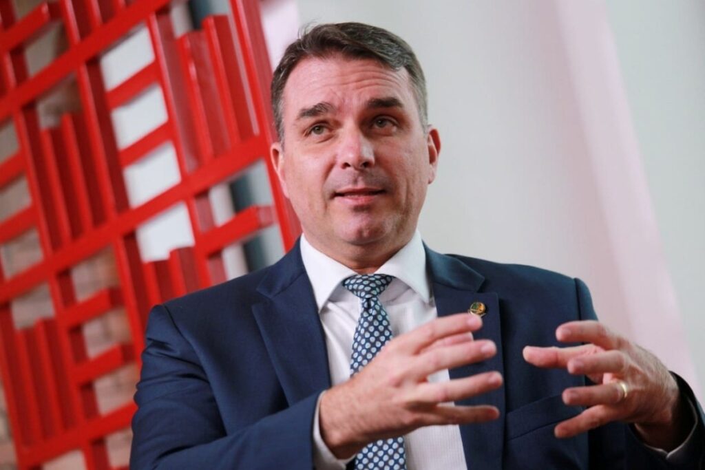 flavio-bolsonaro:-“lula-governa-por-pesquisa-e-ta-cagando-pro-brasil”