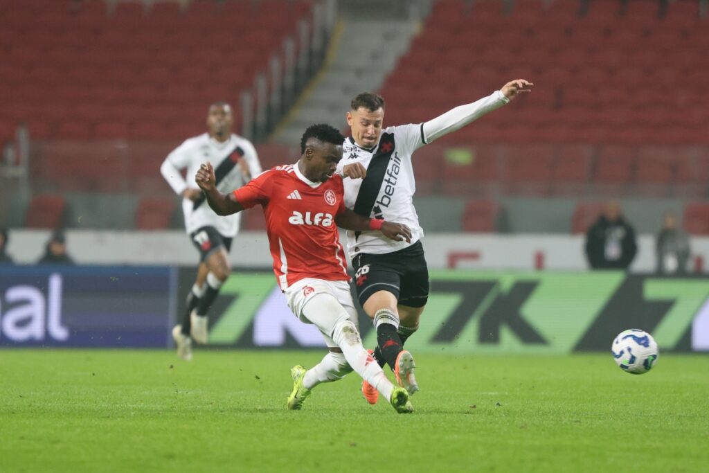 vasco-tem-goleiro-expulso-e-cede-empate-ao-inter-no-fim-do-jogo